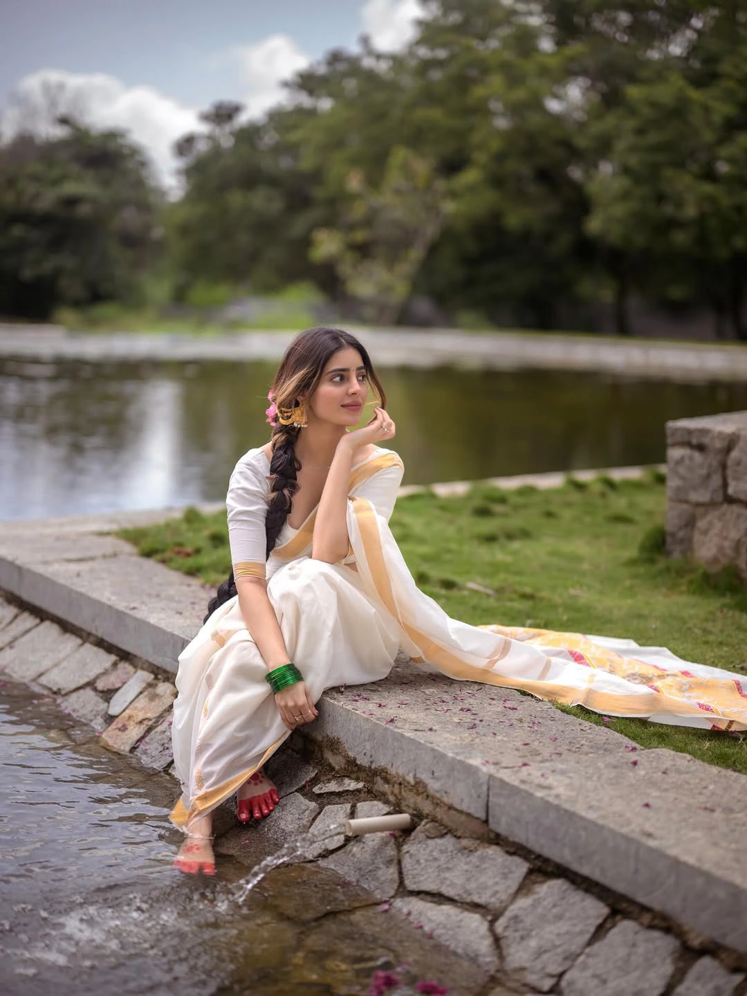 Kushitha Kallapu Onam Special Saree Photos