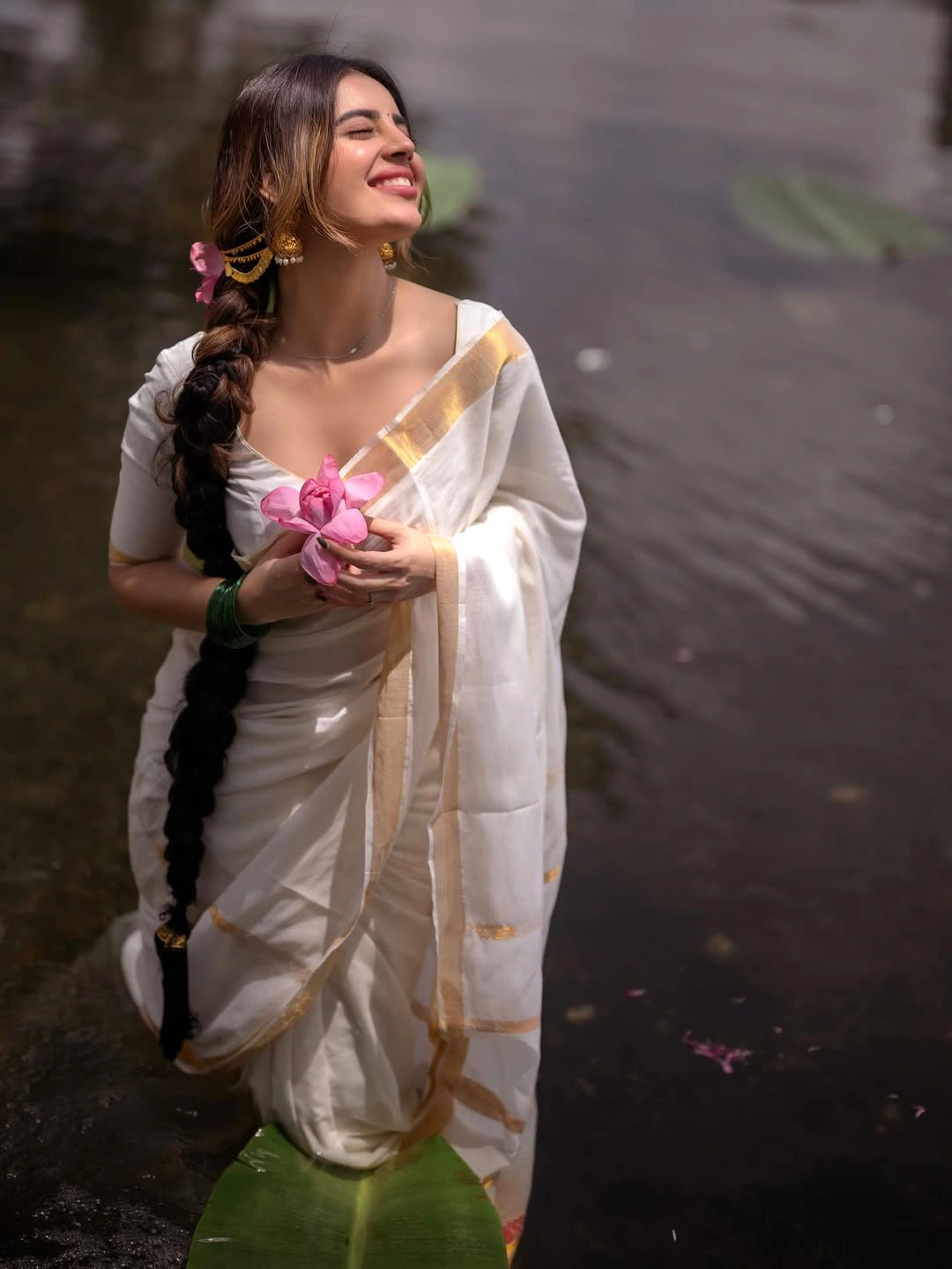 Kushitha Kallapu Onam Special Saree Photos