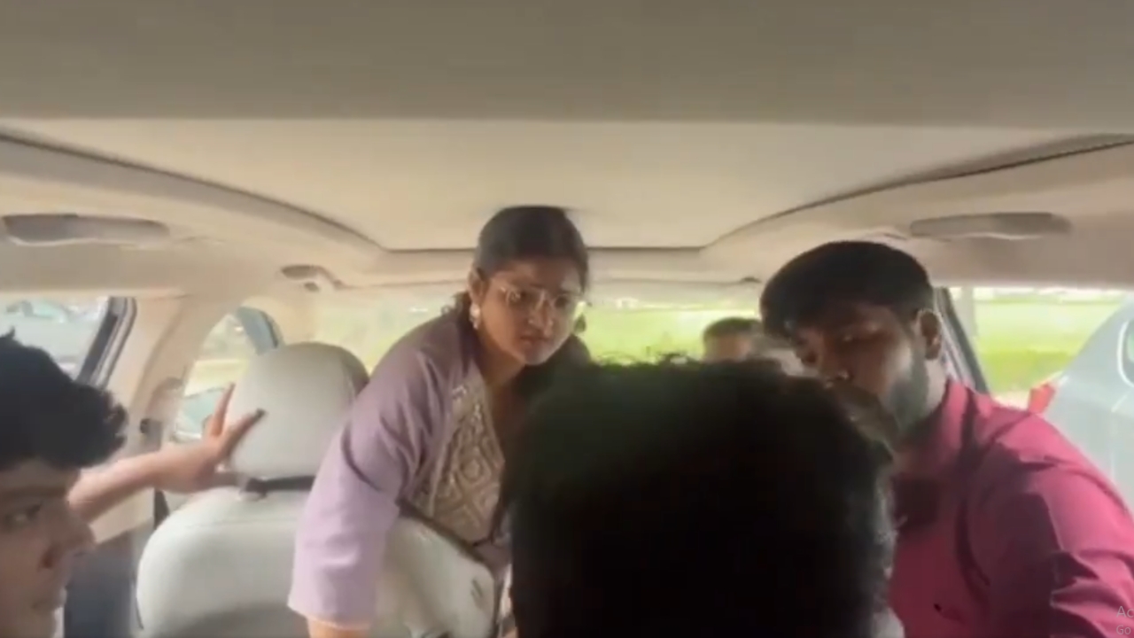 విద్యార్థిని 60 సార్లు చెంపదెబ్బలు కొట్టారు.. వైరల్ వీడియోలో షాకింగ్ దృశ్యాలు.. సర్జరీ అయ్యిందని చెప్పినా వినలేదు.. విద్యార్థిని 60 సార్లు చెంపదెబ్బలు కొట్టారు.. వైరల్ వీడియోలో షాకింగ్ దృశ్యాలు.. సర్జరీ అయ్యిందని చెప్పినా వినలేదు..