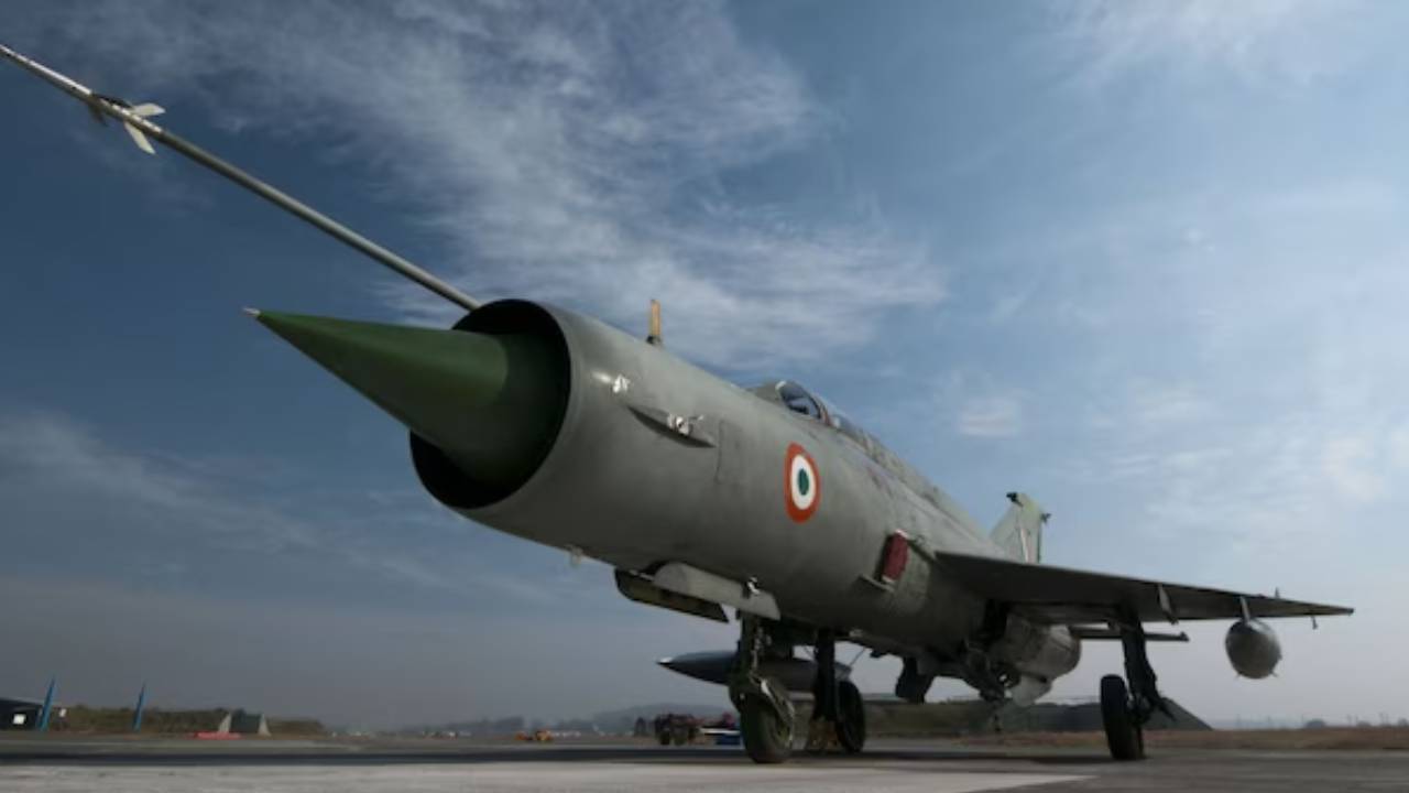 MiG-21: ‘మిగ్-21’ శకం ముగిసింది.. వీడ్కోలు పలికిన వాయుసేన.. రాజ్నాథ్ సింగ్ ఏమన్నారంటే.. MiG-21: ‘మిగ్-21’ శకం ముగిసింది.. వీడ్కోలు పలికిన వాయుసేన.. రాజ్నాథ్ సింగ్ ఏమన్నారంటే..