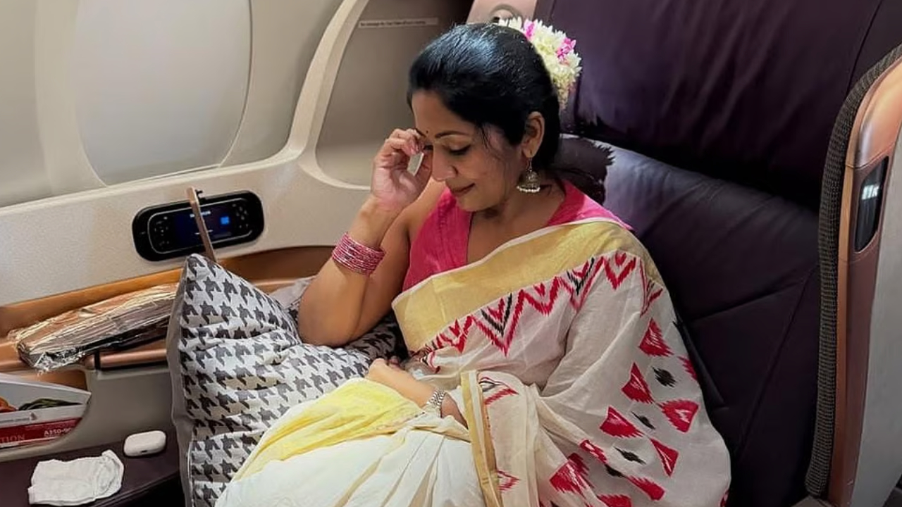 Navya Nair: మల్లెపూలు తెచ్చినందుకు లక్ష ఫైన్.. కంగుతిన్న మలయాళ నటి నవ్య Navya Nair: మల్లెపూలు తెచ్చినందుకు లక్ష ఫైన్.. కంగుతిన్న మలయాళ నటి నవ్య