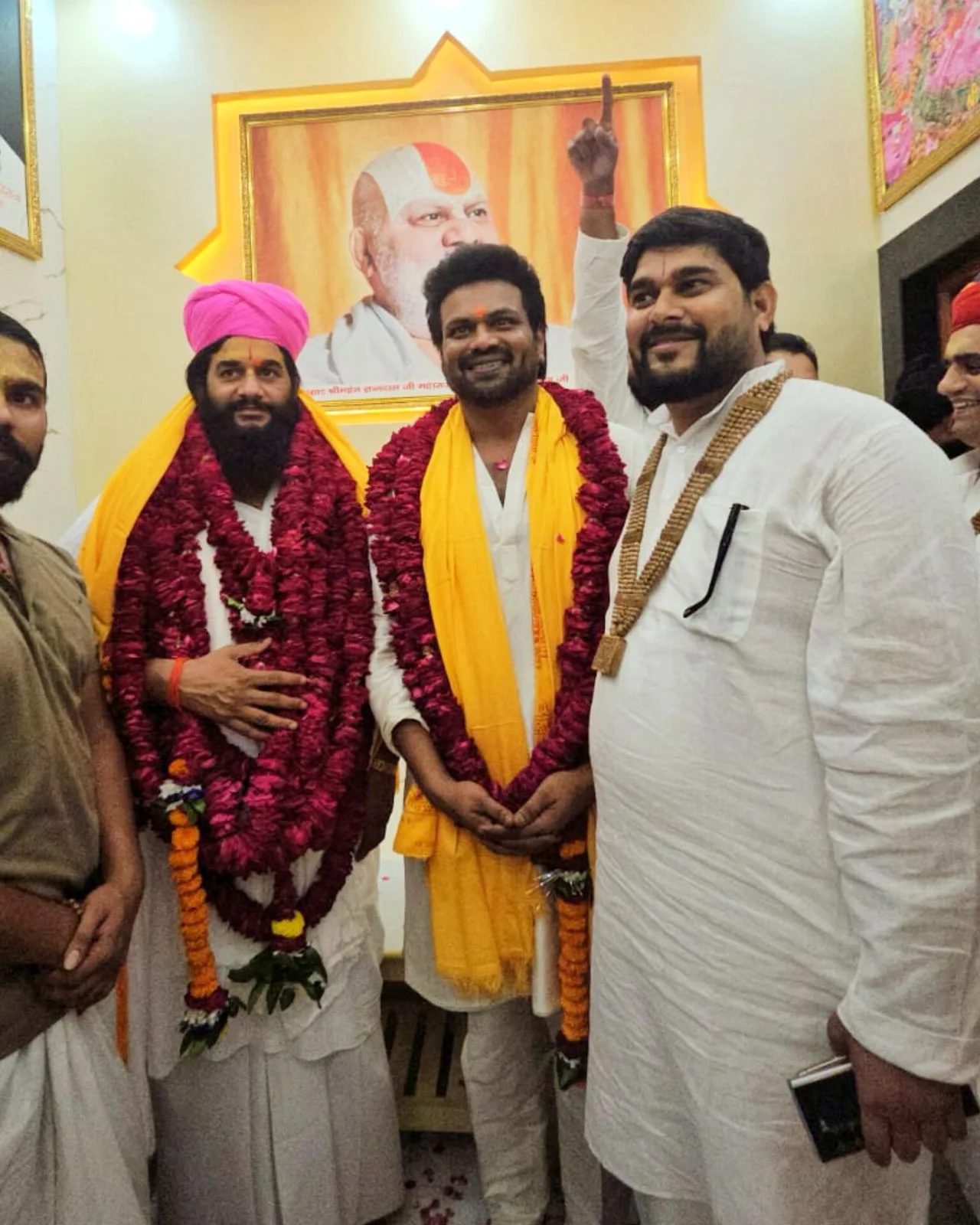 Manchu Manoj Visits Ayodhya Sri Rama Temple
