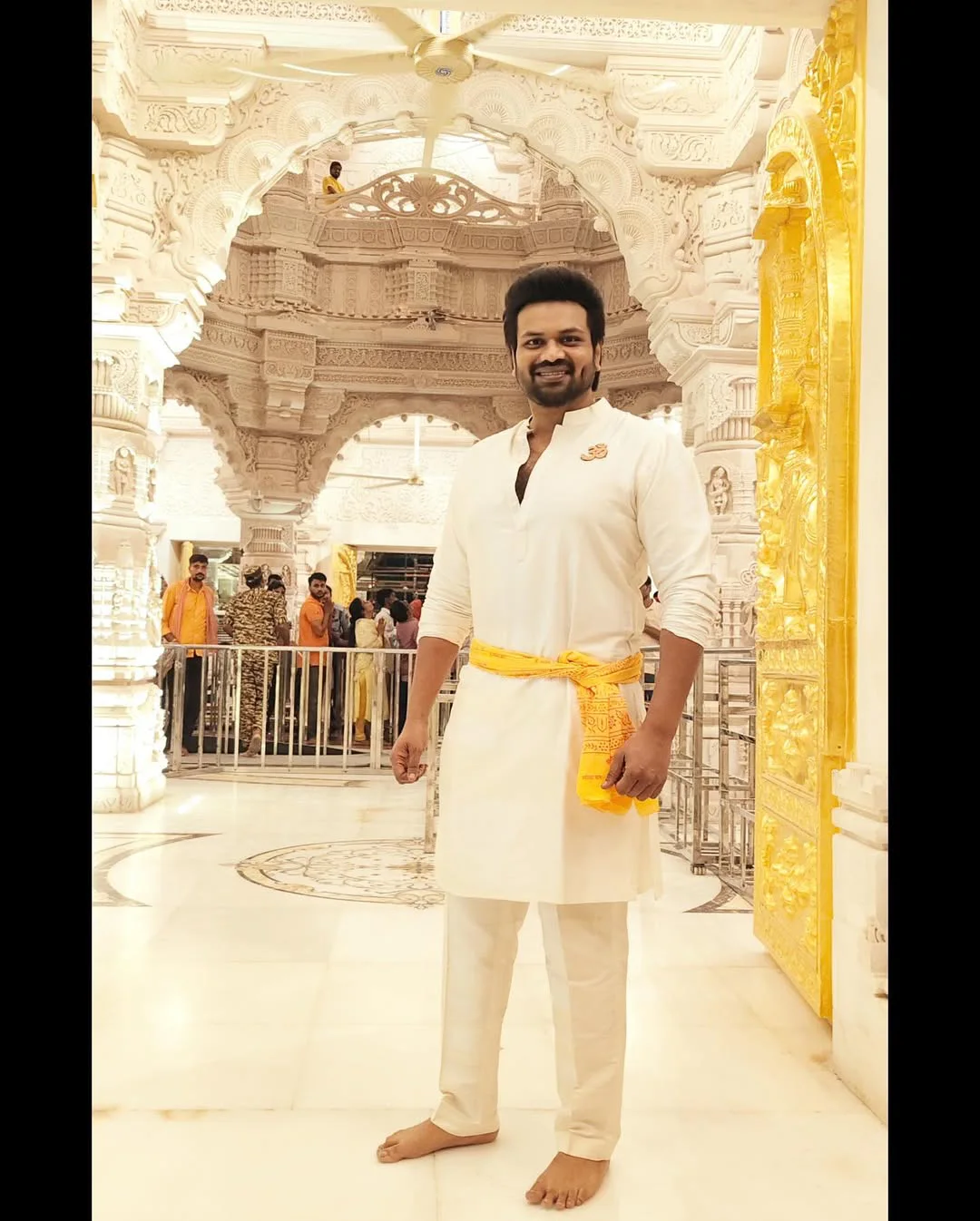 Manchu Manoj Visits Ayodhya Sri Rama Temple