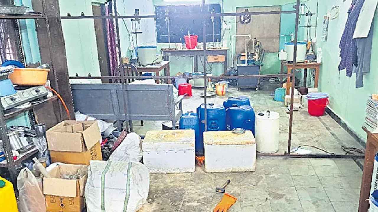 Medha School : ఉదయం స్కూల్, రాత్రి డ్రగ్స్ తయారీ.. కల్లు కాంపౌండ్లకు విక్రయం.. మేధా స్కూల్ కరస్పాండెంట్ రిమాండ్ రిపోర్టులో సంచలన విషయాలు Medha School : ఉదయం స్కూల్, రాత్రి డ్రగ్స్ తయారీ.. కల్లు కాంపౌండ్లకు విక్రయం.. మేధా స్కూల్ కరస్పాండెంట్ రిమాండ్ రిపోర్టులో సంచలన విషయాలు