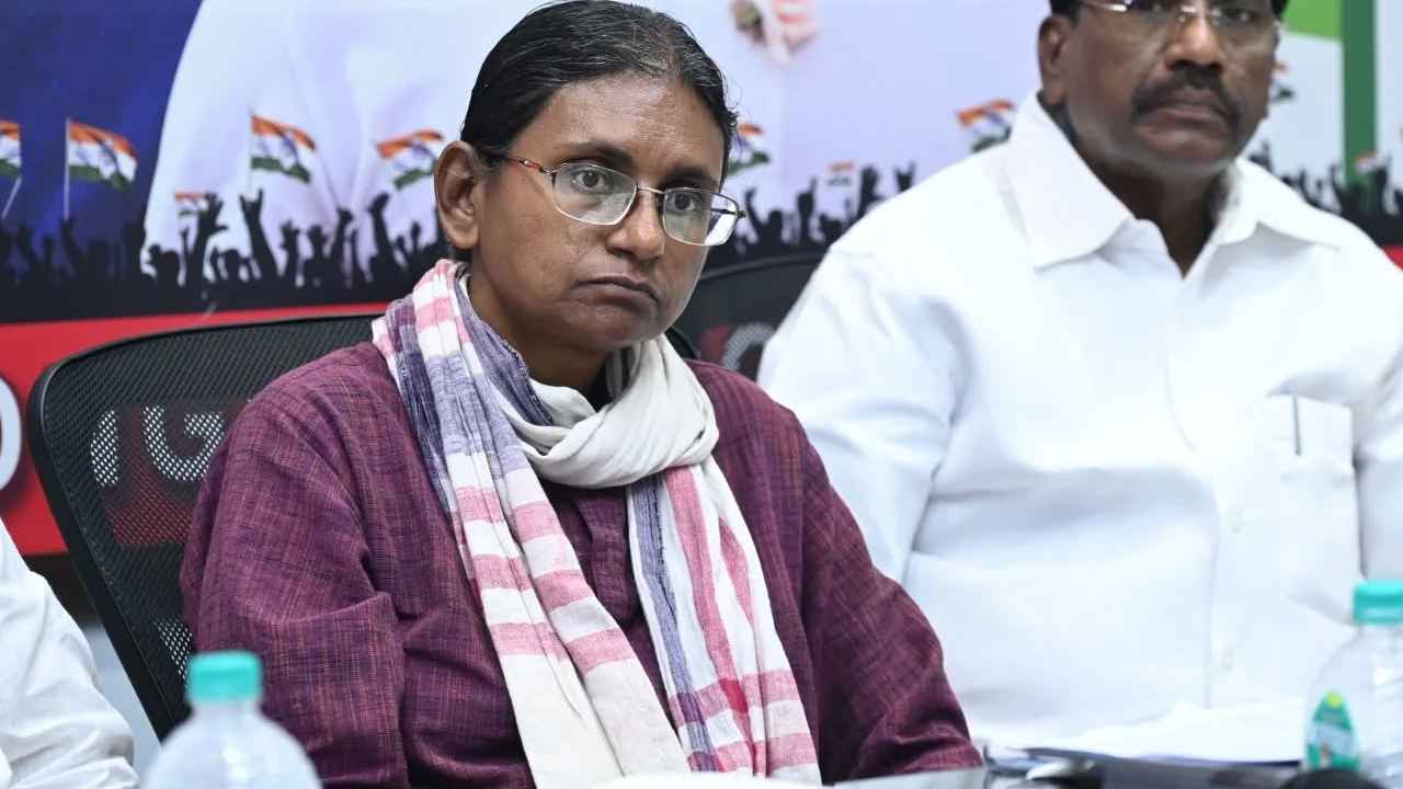 Meenakshi Natarajan: కాంగ్రెస్ తలుపుల తెరిచే ఉన్నాయి, ఎవరొచ్చినా స్వాగతిస్తాం..! మీనాక్షి నటరాజన్ కీలక వ్యాఖ్యలు Meenakshi Natarajan: కాంగ్రెస్ తలుపుల తెరిచే ఉన్నాయి, ఎవరొచ్చినా స్వాగతిస్తాం..! మీనాక్షి నటరాజన్ కీలక వ్యాఖ్యలు