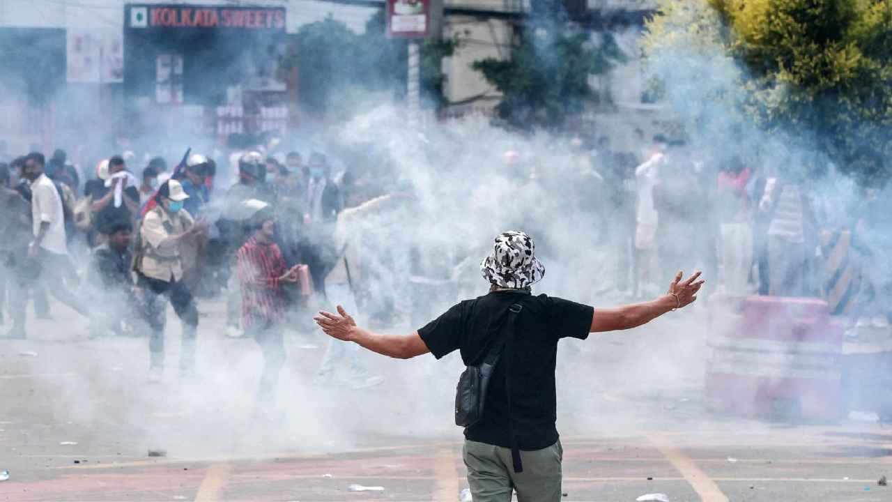 Nepal Protests : వీధుల్లో ఉరికించి ఉరికించి మంత్రిపై దాడి.. నేపాల్లో రెచ్చిపోయిన ఆందోళనకారులు.. వీడియో వైరల్.. Nepal Protests : వీధుల్లో ఉరికించి ఉరికించి మంత్రిపై దాడి.. నేపాల్లో రెచ్చిపోయిన ఆందోళనకారులు.. వీడియో వైరల్..