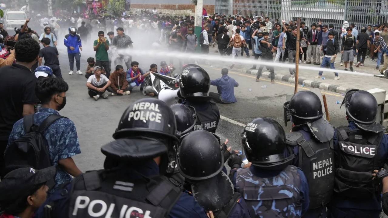 Nepal Protest : నేపాల్లో ఆగని నిరసనలు.. 19మంది మృతి, వందల మందికి గాయాలు.. ముగ్గురు మంత్రులు రాజీనామా.. దుబాయ్కి ప్రధాని కేపీ ఓలీ..! Nepal Protest : నేపాల్లో ఆగని నిరసనలు.. 19మంది మృతి, వందల మందికి గాయాలు.. ముగ్గురు మంత్రులు రాజీనామా.. దుబాయ్కి ప్రధాని కేపీ ఓలీ..!