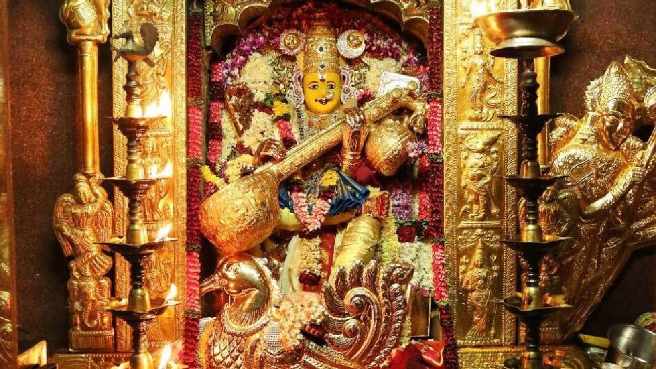 ఇంద్రకీలాద్రిలో సరస్వతి అలంకారంలో అమ్మవారు.. అమ్మవారికి పట్టు వస్త్రాలు సమర్పించనున్న సీఎం ఇంద్రకీలాద్రిలో సరస్వతి అలంకారంలో అమ్మవారు.. అమ్మవారికి పట్టు వస్త్రాలు సమర్పించనున్న సీఎం