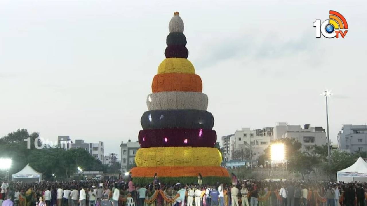 Guinness World Record: 2 గిన్నిస్ వరల్డ్ రికార్డులు క్రియేట్ చేసిన తెలంగాణ బతుకమ్మ.. వీడియో చూస్తారా? Guinness World Record: 2 గిన్నిస్ వరల్డ్ రికార్డులు క్రియేట్ చేసిన తెలంగాణ బతుకమ్మ.. వీడియో చూస్తారా?