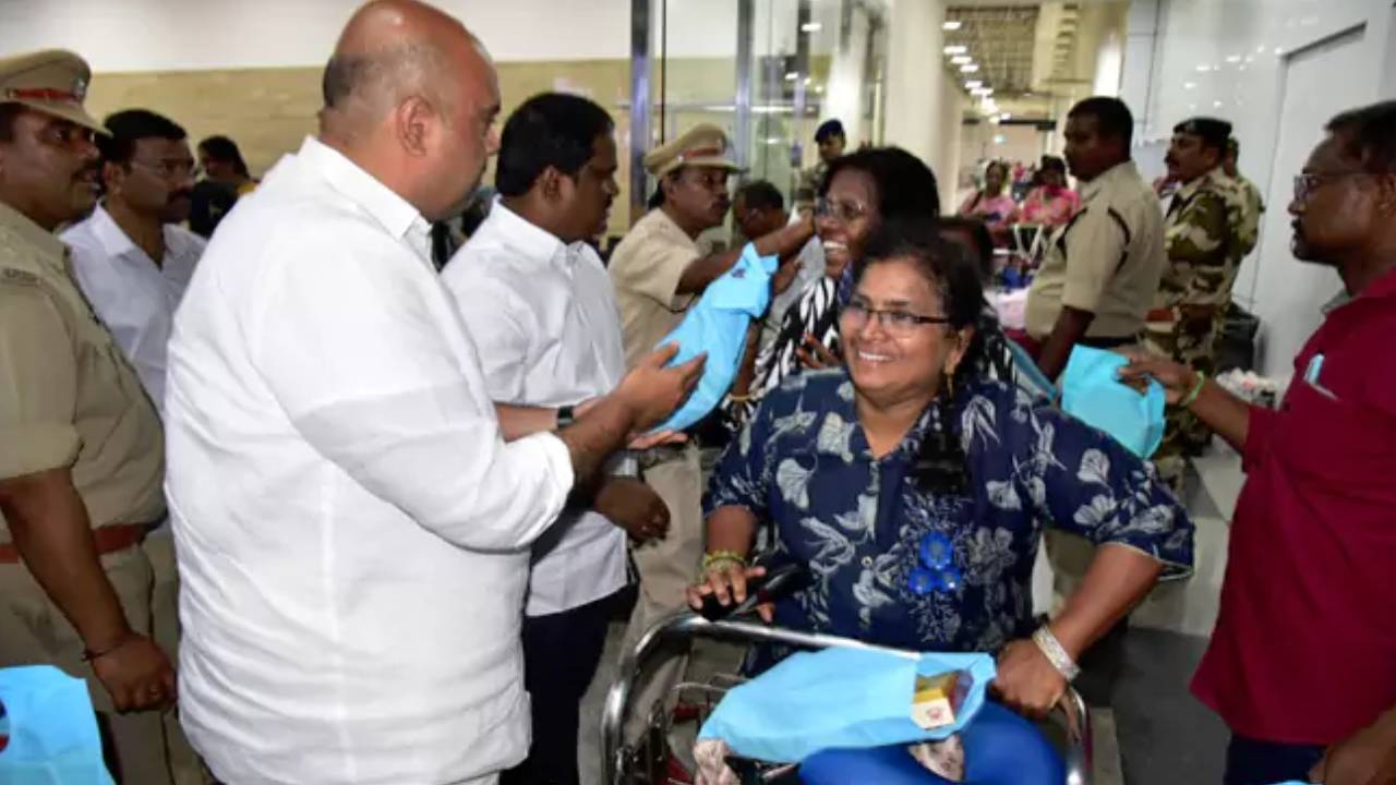 Operation Nepal : నేపాల్ నుంచి సురక్షితంగా ఏపీకి వచ్చిన తెలుగు వారు.. వామ్మో.. కర్రలు, రాడ్లతో బస్సు ధ్వంసం.. హోటల్కు నిప్పు.. Operation Nepal : నేపాల్ నుంచి సురక్షితంగా ఏపీకి వచ్చిన తెలుగు వారు.. వామ్మో.. కర్రలు, రాడ్లతో బస్సు ధ్వంసం.. హోటల్కు నిప్పు..