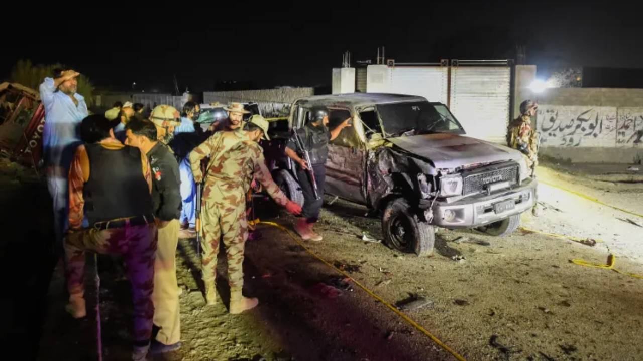 Pakistan Bomb blast : బాంబుల మోతతో దద్దరిల్లిన పాకిస్థాన్.. మూడు ప్రాంతాల్లో 25మందికిపైగా మృతి Pakistan Bomb blast : బాంబుల మోతతో దద్దరిల్లిన పాకిస్థాన్.. మూడు ప్రాంతాల్లో 25మందికిపైగా మృతి