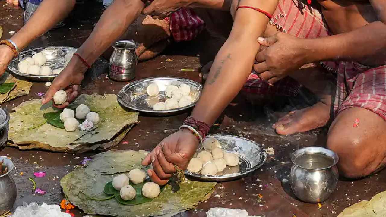 Pitru Paksha 2025: పితృపక్షం.. కచ్చితంగా పాటించాల్సిన నియమాలు ఇవే..! ఇలా చేస్తే పితృశాపాలు తొలగి అదృష్టం కలుగుతుంది..! Pitru Paksha 2025: పితృపక్షం.. కచ్చితంగా పాటించాల్సిన నియమాలు ఇవే..! ఇలా చేస్తే పితృశాపాలు తొలగి అదృష్టం కలుగుతుంది..!
