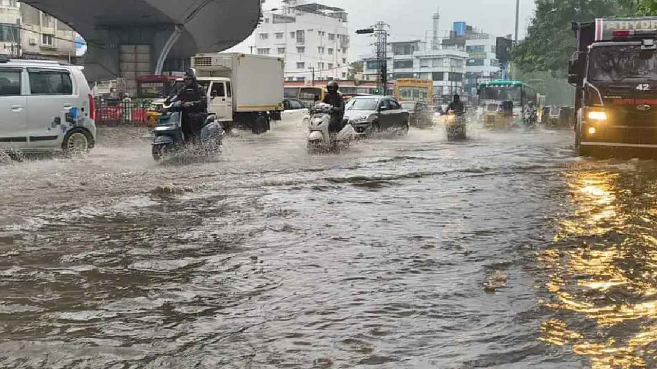 Hyderabad Heavy Rain: వామ్మో.. హైదరాబాద్ను మరోసారి భయపెట్టిన జడివాన.. నిమిషాల వ్యవధిలో చెరువుల్లా రోడ్లు.. భారీగా ట్రాఫిక్ జామ్.. Hyderabad Heavy Rain: వామ్మో.. హైదరాబాద్ను మరోసారి భయపెట్టిన జడివాన.. నిమిషాల వ్యవధిలో చెరువుల్లా రోడ్లు.. భారీగా ట్రాఫిక్ జామ్..