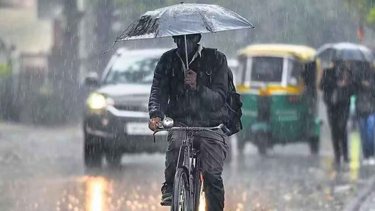 Weather Updates: ఏపీలో 4 రోజులు వర్షాలే వర్షాలు..! ఈ జిల్లాల ప్రజలు జాగ్రత్త.. Weather Updates: ఏపీలో 4 రోజులు వర్షాలే వర్షాలు..! ఈ జిల్లాల ప్రజలు జాగ్రత్త..
