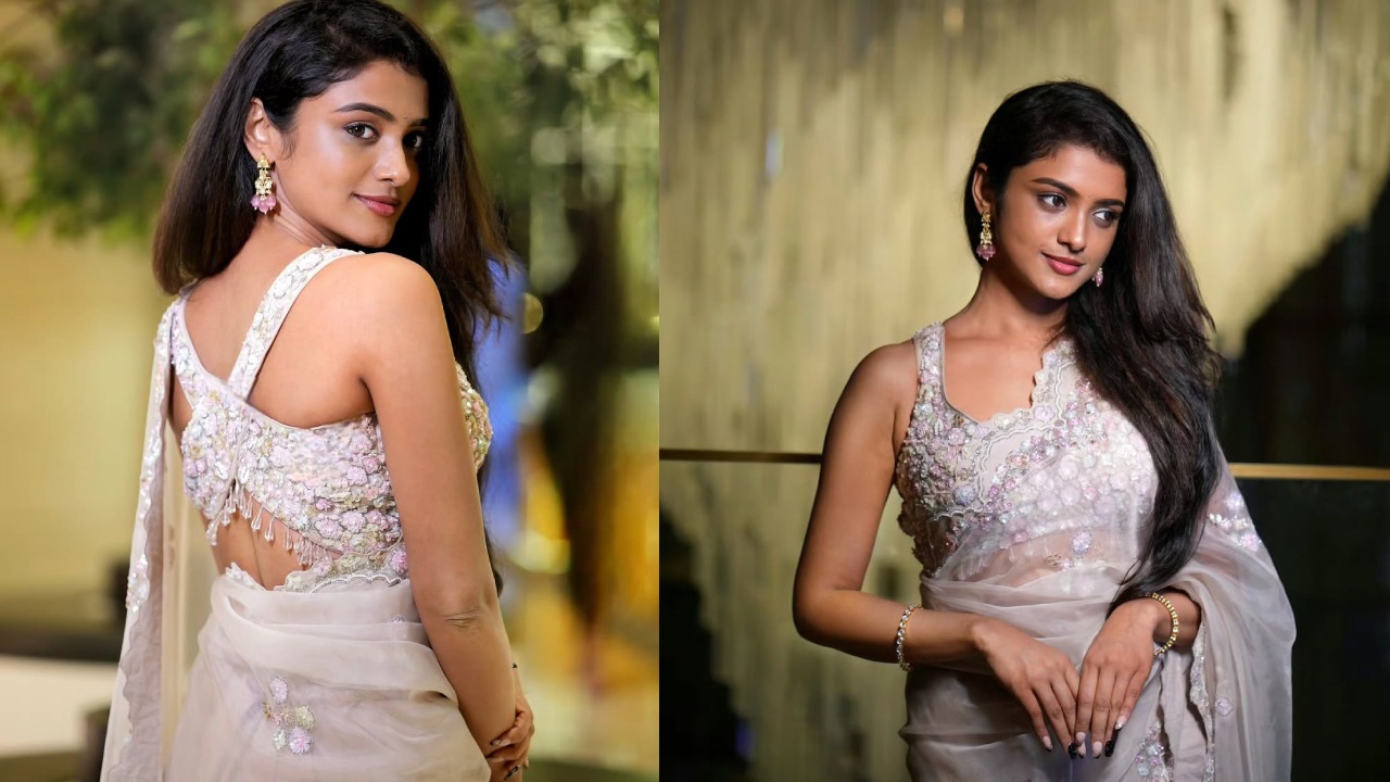 Roopa Koduvayur : తెలుపు చీరలో చందమామలా రూప కొడువాయూర్.. ఫొటోలు..