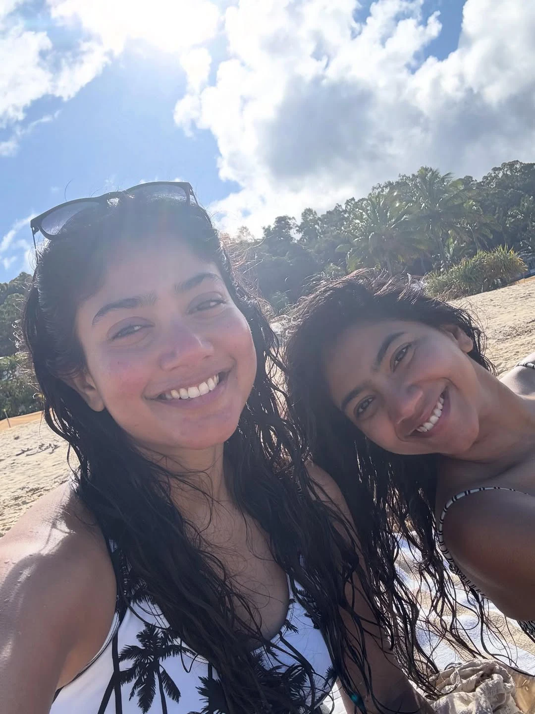 Sai Pallavi Enjoying with Sister Pooja Kannan in Beach