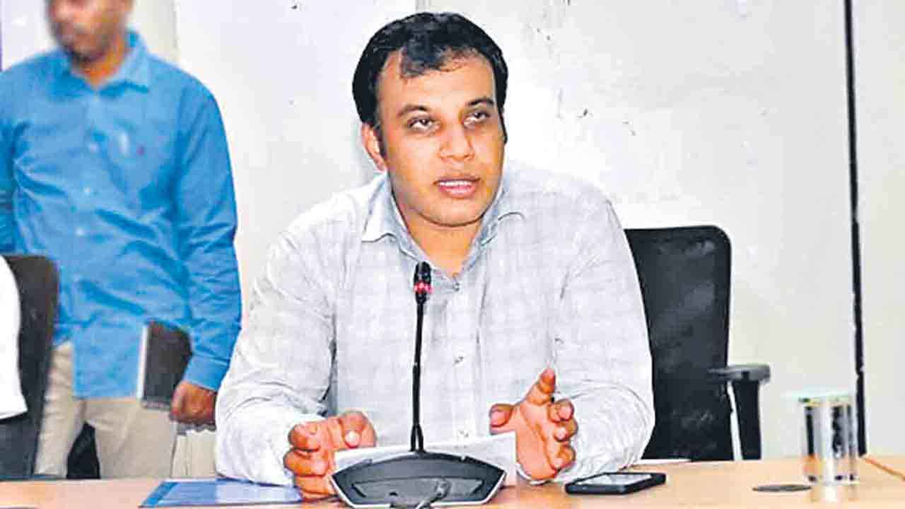 Sandeep Kumar Jha: ఎవరైతే నాకేంటి? డోంట్ కేర్..! కాంట్రవర్సీకి కేరాఫ్గా రాజన్న సిరిసిల్ల జిల్లా కలెక్టర్..! Sandeep Kumar Jha: ఎవరైతే నాకేంటి? డోంట్ కేర్..! కాంట్రవర్సీకి కేరాఫ్గా రాజన్న సిరిసిల్ల జిల్లా కలెక్టర్..!