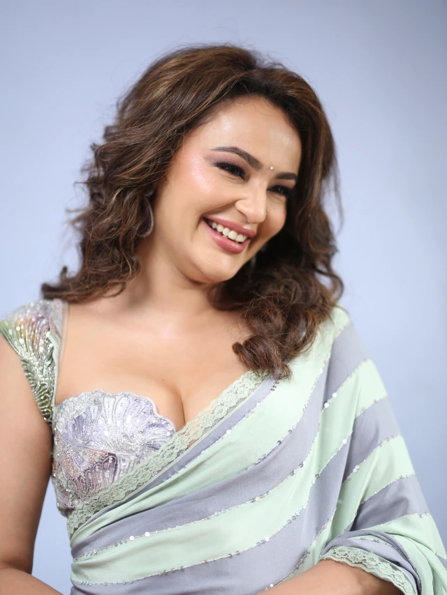 Seerat Kapoor Stunning Looks in Saree