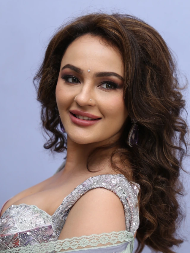 Seerat Kapoor Stunning Looks in Saree