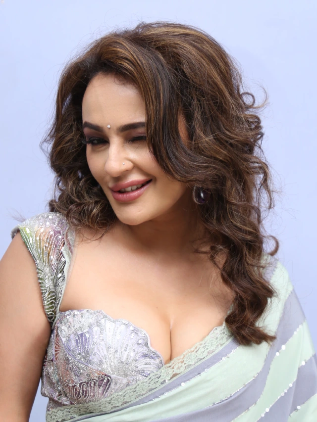 Seerat Kapoor Stunning Looks in Saree