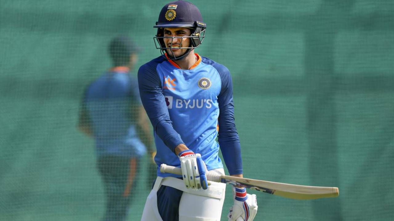 Shubman Gill Clean Bowled : యూఏఈతో మ్యాచ్కు ముందు.. స్థానిక బౌలర్ చేతిలో గిల్ క్లీన్ బౌల్డ్.. Shubman Gill Clean Bowled : యూఏఈతో మ్యాచ్కు ముందు.. స్థానిక బౌలర్ చేతిలో గిల్ క్లీన్ బౌల్డ్..