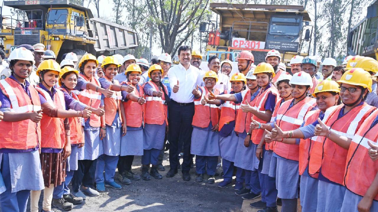 మహిళలకు గుడ్న్యూస్.. ఇకపై సింగరేణి ఉపరితల గనుల్లో మహిళా ఆపరేటర్లు.. దరఖాస్తుల స్వీకరణ మహిళలకు గుడ్న్యూస్.. ఇకపై సింగరేణి ఉపరితల గనుల్లో మహిళా ఆపరేటర్లు.. దరఖాస్తుల స్వీకరణ
