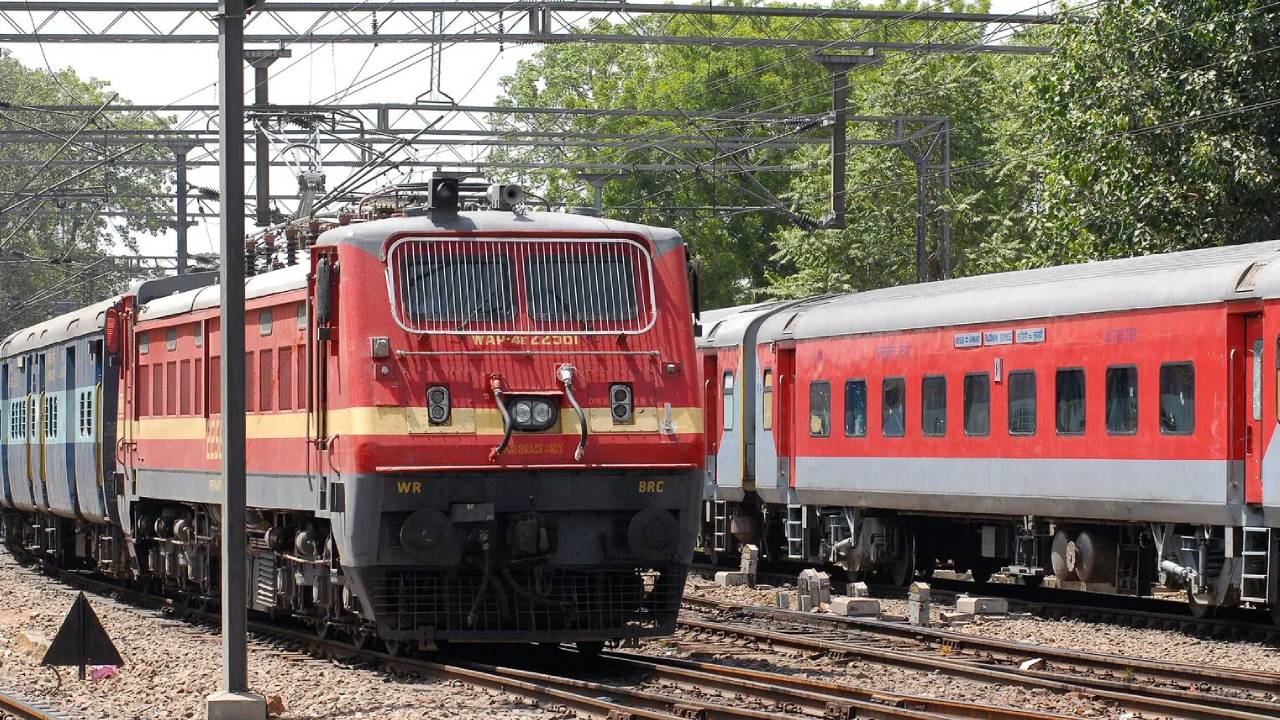 Special trains : రైల్వే ప్రయాణికులకు గుడ్న్యూస్.. దసరాకి ప్రత్యేక రైళ్లు.. రూట్స్ ఇవే.. బుకింగ్ ఓపెన్ ఎప్పుడంటే Special trains : రైల్వే ప్రయాణికులకు గుడ్న్యూస్.. దసరాకి ప్రత్యేక రైళ్లు.. రూట్స్ ఇవే.. బుకింగ్ ఓపెన్ ఎప్పుడంటే