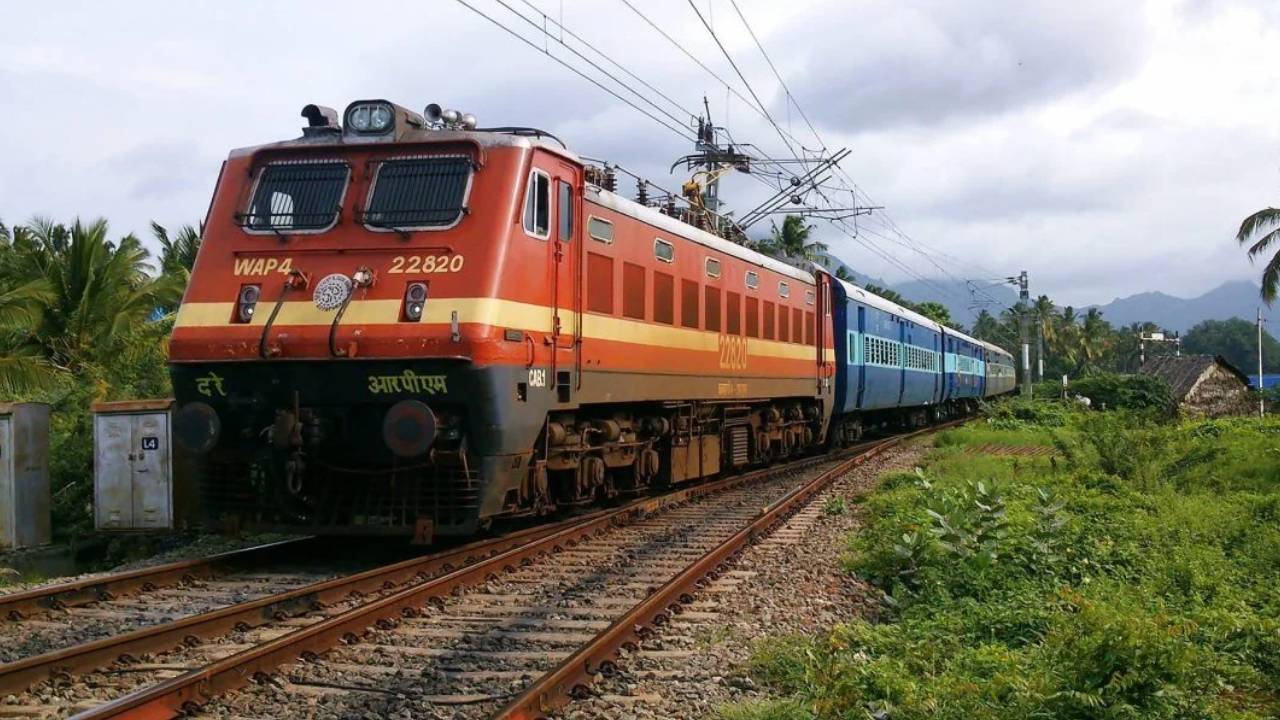 Special Trains : పండుగల వేళ రైల్వే ప్రయాణికులకు గుడ్న్యూస్.. దక్షిణ మధ్య రైల్వే కీలక నిర్ణయం Special Trains : పండుగల వేళ రైల్వే ప్రయాణికులకు గుడ్న్యూస్.. దక్షిణ మధ్య రైల్వే కీలక నిర్ణయం