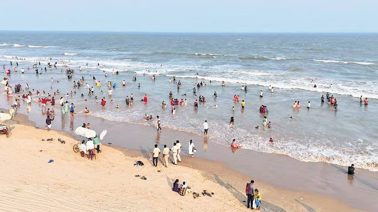 Suryalanka Beach Festival: సూర్యలంక తీరంలో బీచ్ ఫెస్టివల్ వాయిదా.. కారణం ఇదే.. Suryalanka Beach Festival: సూర్యలంక తీరంలో బీచ్ ఫెస్టివల్ వాయిదా.. కారణం ఇదే..