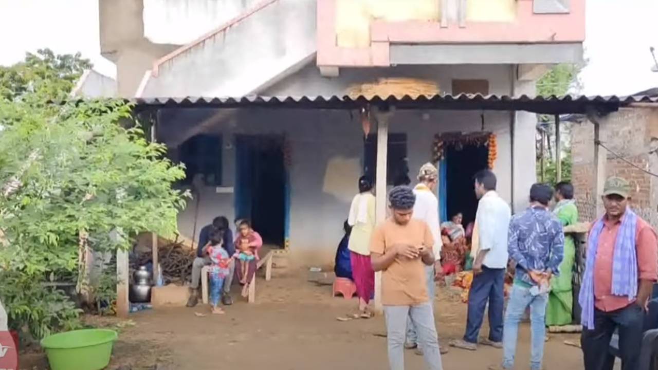 Warangal District : వివాహేతర సంబంధం.. భార్యతో గొడవ.. తండ్రిని చంపేసిన కొడుకు.. పోలీసుల ఎంట్రీతో అసలు గుట్టురట్టు Warangal District : వివాహేతర సంబంధం.. భార్యతో గొడవ.. తండ్రిని చంపేసిన కొడుకు.. పోలీసుల ఎంట్రీతో అసలు గుట్టురట్టు