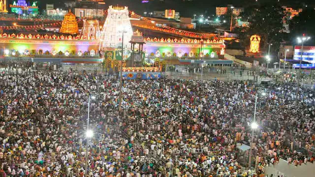 Tirumala Rush: తిరుమలకు పోటెత్తిన భక్తులు.. కొండపై ఎన్ని లక్షల మంది ఉన్నారంటే.. ఆ వాహనాలకు నో ఎంట్రీ.. Tirumala Rush: తిరుమలకు పోటెత్తిన భక్తులు.. కొండపై ఎన్ని లక్షల మంది ఉన్నారంటే.. ఆ వాహనాలకు నో ఎంట్రీ..