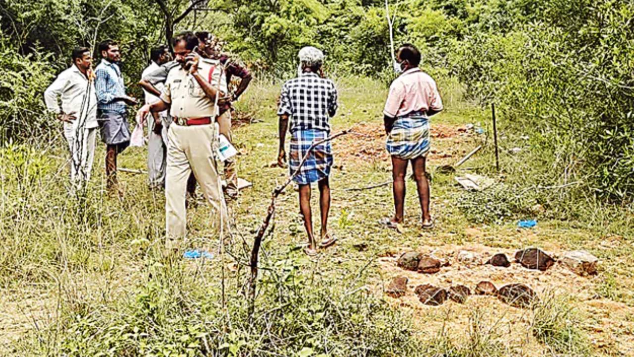 Tirupati Dead Bodies : తిరుపతి పాకాల అడవిలో మృతదేహాల గుట్టు వీడింది.. అసలు కథ ఇదే.. మృతులంతా అక్కడి వారే.. Tirupati Dead Bodies : తిరుపతి పాకాల అడవిలో మృతదేహాల గుట్టు వీడింది.. అసలు కథ ఇదే.. మృతులంతా అక్కడి వారే..