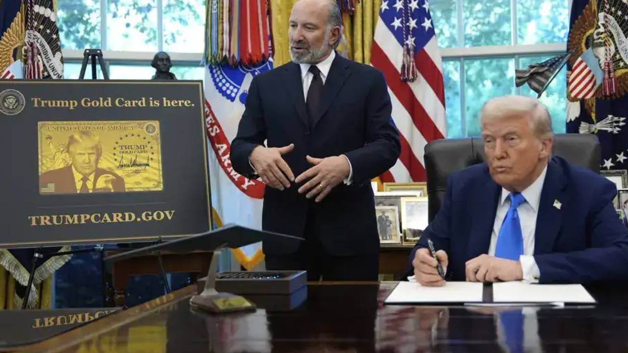 Trumps Gold Card : ట్రంప్ గోల్డ్, ప్లాటినమ్ కార్డులు ఏమిటి..? వీటి వల్ల ఉపయోగం ఎవరికి..? ఎంత చెల్లించాలి.. అమెరికాలో ఎన్నిరోజులు ఉండొచ్చు.. Trumps Gold Card : ట్రంప్ గోల్డ్, ప్లాటినమ్ కార్డులు ఏమిటి..? వీటి వల్ల ఉపయోగం ఎవరికి..? ఎంత చెల్లించాలి.. అమెరికాలో ఎన్నిరోజులు ఉండొచ్చు..