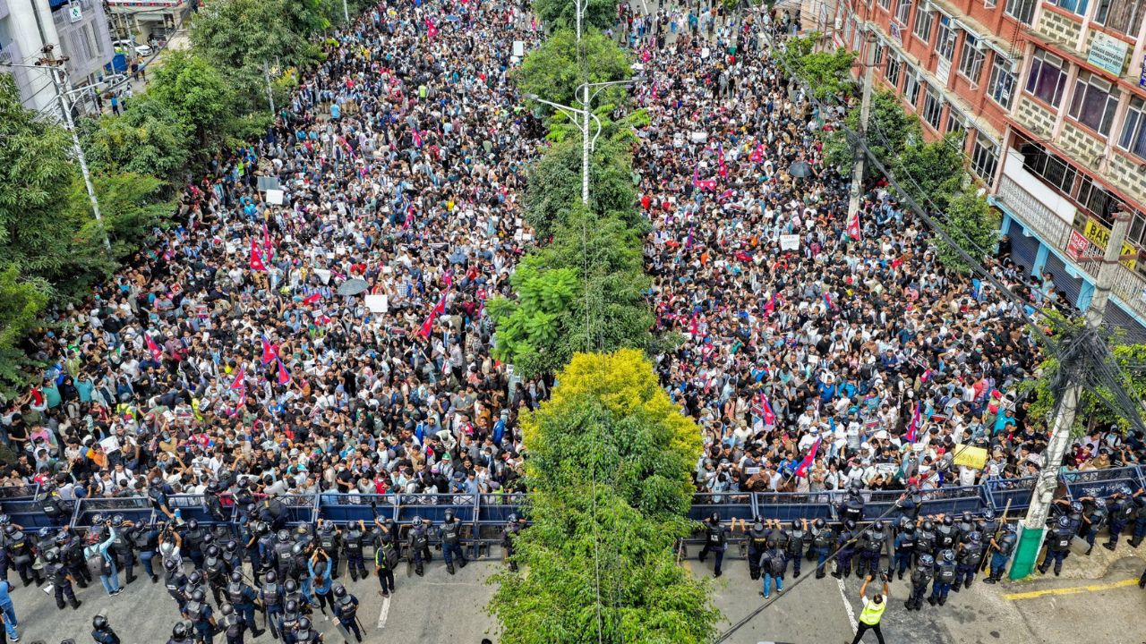 Nepal Protests Video: ఫేస్బుక్, యూట్యూబ్, వాట్సాప్పై బ్యాన్తో వేలాది మంది నిరసన.. కర్ఫ్యూ.. 9 మంది మృతి.. 42 మందికి గాయాలు Nepal Protests Video: ఫేస్బుక్, యూట్యూబ్, వాట్సాప్పై బ్యాన్తో వేలాది మంది నిరసన.. కర్ఫ్యూ.. 9 మంది మృతి.. 42 మందికి గాయాలు