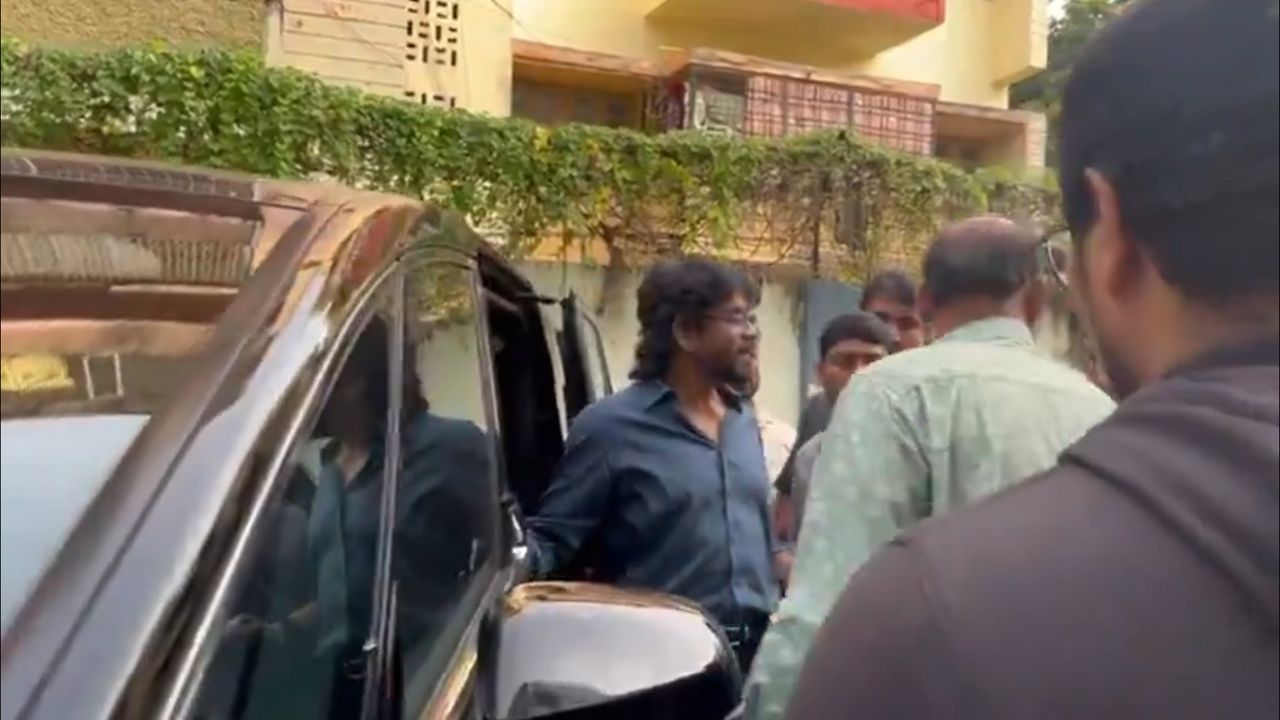 కొడుకుతో కలిసి నాంపల్లి కోర్టుకు హాజరైన అక్కినేని నాగార్జున కొడుకుతో కలిసి నాంపల్లి కోర్టుకు హాజరైన అక్కినేని నాగార్జున