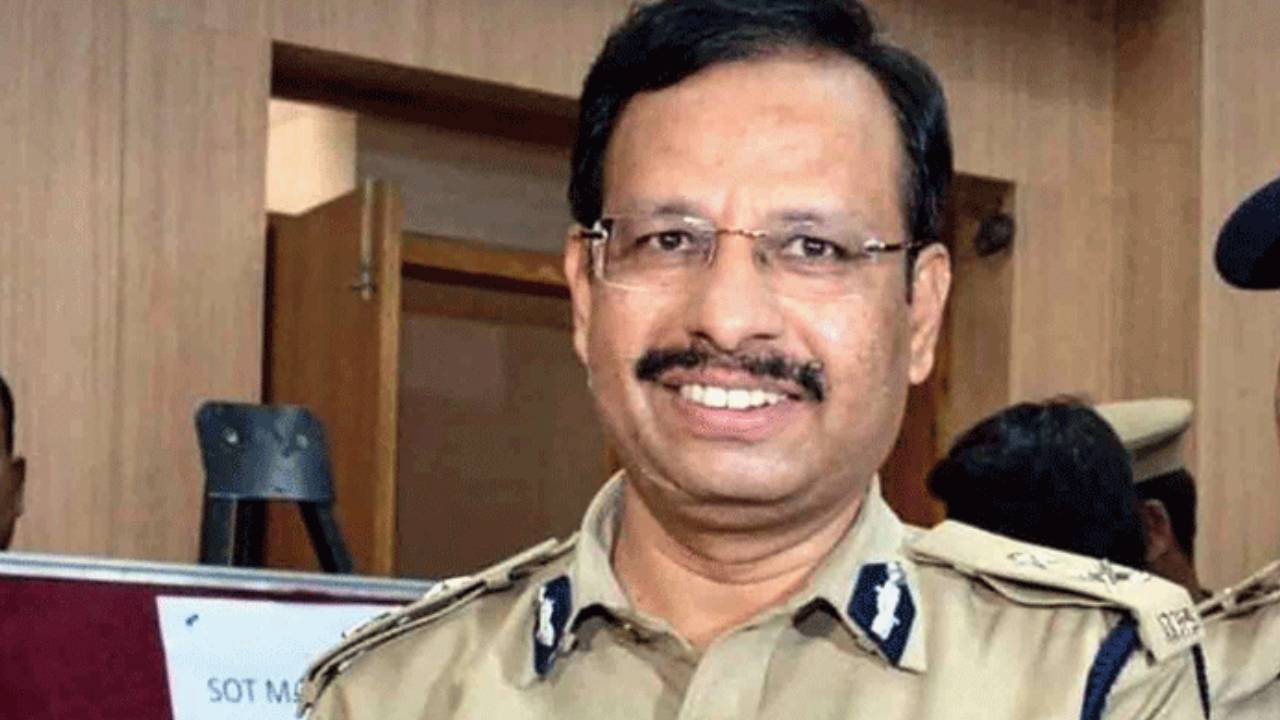 VC Sajjanar: హైదరాబాద్ పోలీస్ కమిషనర్గా సజ్జనార్ .. రాష్ట్రంలో భారీగా ఐఏఎస్, ఐపీఎస్ల బదిలీలు VC Sajjanar: హైదరాబాద్ పోలీస్ కమిషనర్గా సజ్జనార్ .. రాష్ట్రంలో భారీగా ఐఏఎస్, ఐపీఎస్ల బదిలీలు