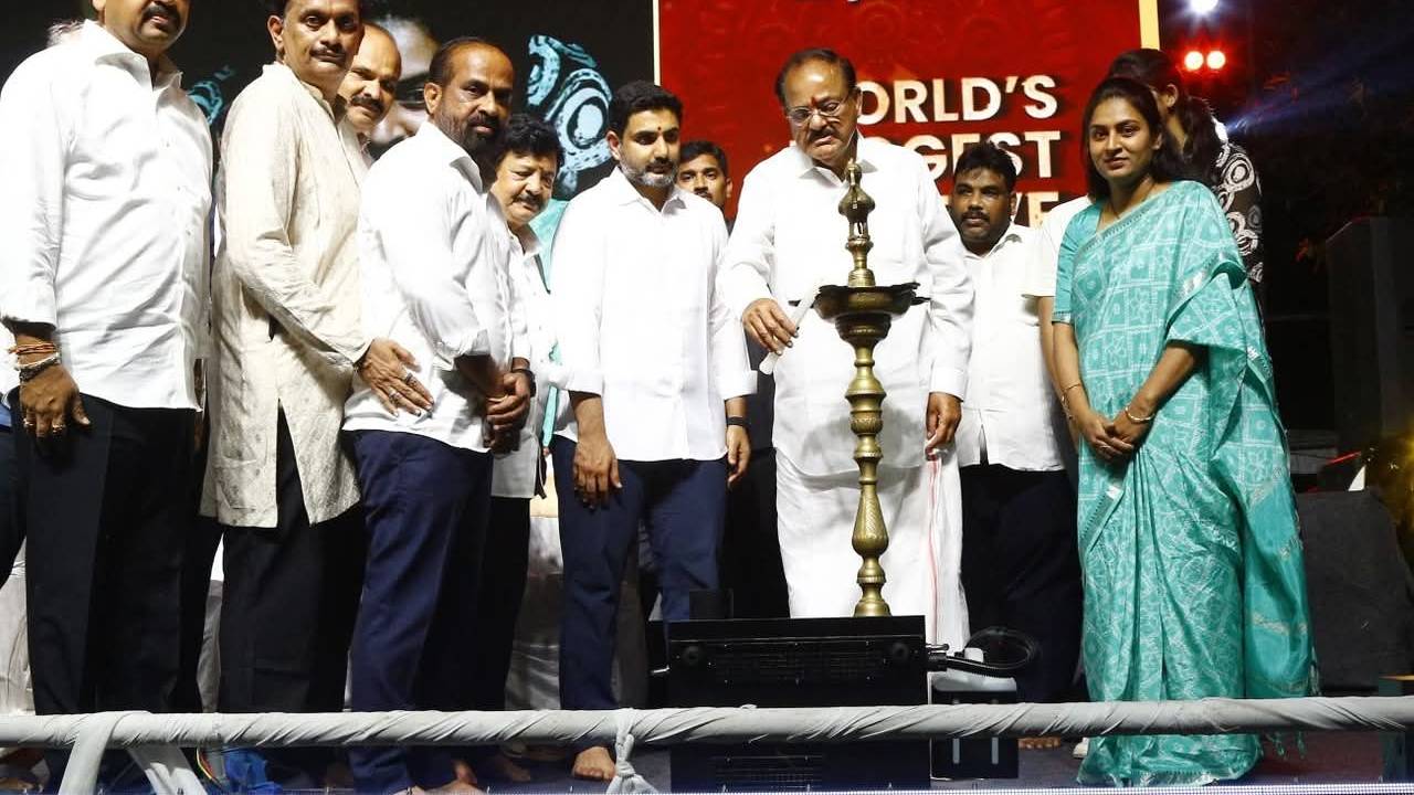 Vijayawada Utsav : వైభవంగా విజయవాడ ఉత్సవ్ ప్రారంభం.. వెంకయ్య నాయుడుపై మంత్రి లోకేశ్ ప్రశంసలు Vijayawada Utsav : వైభవంగా విజయవాడ ఉత్సవ్ ప్రారంభం.. వెంకయ్య నాయుడుపై మంత్రి లోకేశ్ ప్రశంసలు