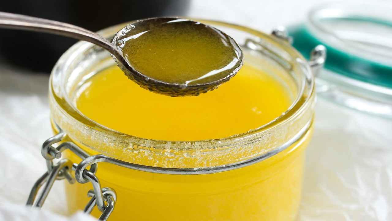 Visakha Adulterated Ghee: వామ్మో.. ఈ నెయ్యి తింటే చావే..! విశాఖలో దారుణం.. నెయ్యిని ఎలా కల్తీ చేస్తున్నారో చూడండి.. వీడియో.. Visakha Adulterated Ghee: వామ్మో.. ఈ నెయ్యి తింటే చావే..! విశాఖలో దారుణం.. నెయ్యిని ఎలా కల్తీ చేస్తున్నారో చూడండి.. వీడియో..