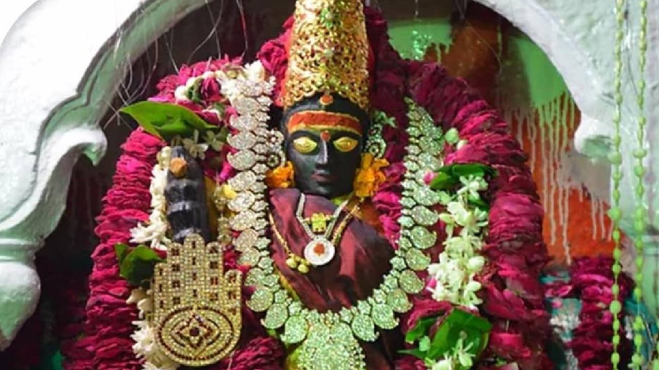 అష్టాదశ శక్తి పీఠాల్లో ఒకటి విశాలాక్షి ఆలయం.. అమ్మవారికి ఆ పేరు ఎలా వచ్చింది? అష్టాదశ శక్తి పీఠాల్లో ఒకటి విశాలాక్షి ఆలయం.. అమ్మవారికి ఆ పేరు ఎలా వచ్చింది?