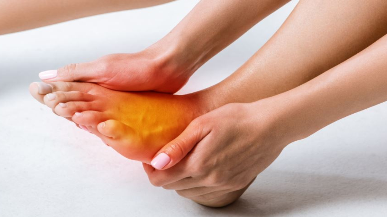 Burning Feet: అరికాళ్లలో మంటలు.. ఆ వ్యాధి లక్షణమే కావచ్చు.. తీవ్రమైతే పెద్ద ప్రమాదమే Burning Feet: అరికాళ్లలో మంటలు.. ఆ వ్యాధి లక్షణమే కావచ్చు.. తీవ్రమైతే పెద్ద ప్రమాదమే