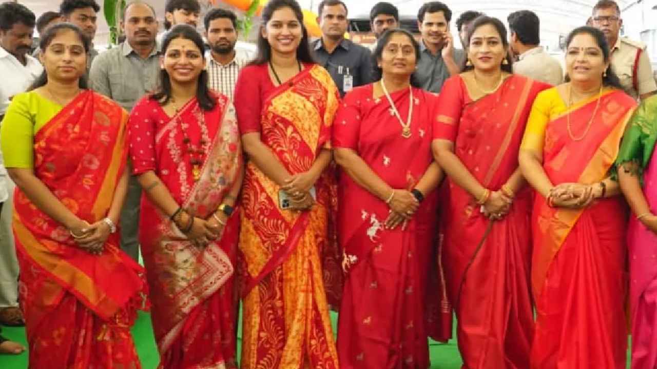 AP Women Mlas: ఏపీ అసెంబ్లీలో ఆసక్తికర దృశ్యం.. ఒకే రంగు దుస్తుల్లో మహిళా మంత్రులు, ఎమ్మెల్యేలు.. ఎందుకంటే.. AP Women Mlas: ఏపీ అసెంబ్లీలో ఆసక్తికర దృశ్యం.. ఒకే రంగు దుస్తుల్లో మహిళా మంత్రులు, ఎమ్మెల్యేలు.. ఎందుకంటే..