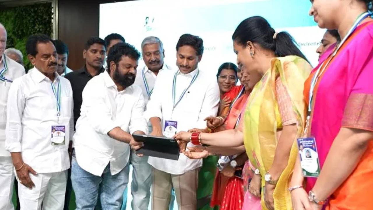 YCP digital book : ఇక పోరాటమే.. వైసీపీ డిజిటల్ బుక్ని లాంచ్ చేసిన వైఎస్ జగన్ YCP digital book : ఇక పోరాటమే.. వైసీపీ డిజిటల్ బుక్ని లాంచ్ చేసిన వైఎస్ జగన్