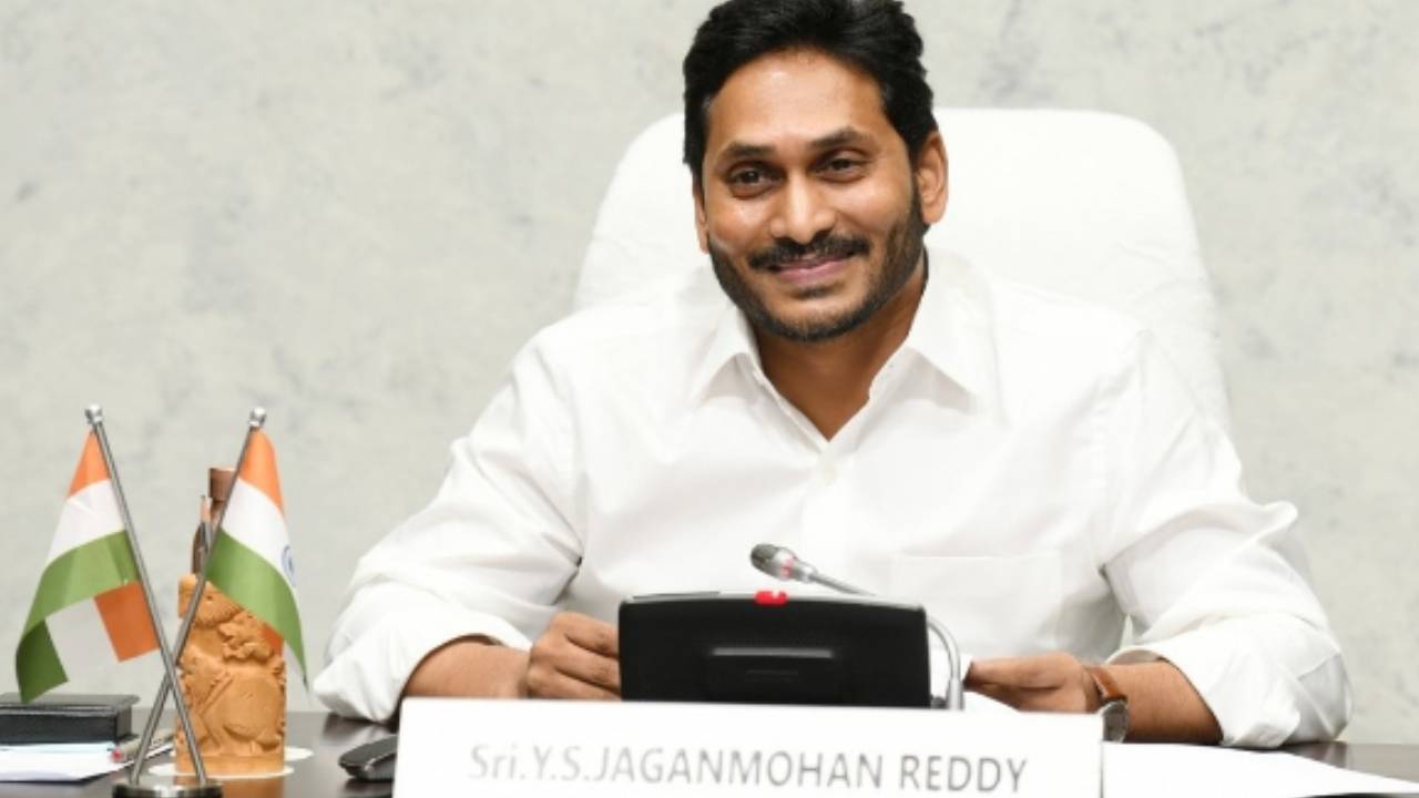 YS Jagan : ప్రతిపక్ష హోదాపై హైకోర్టులో వైఎస్ జగన్ పిటిషన్.. ప్రతివాదులకు నోటీసులు.. YS Jagan : ప్రతిపక్ష హోదాపై హైకోర్టులో వైఎస్ జగన్ పిటిషన్.. ప్రతివాదులకు నోటీసులు..