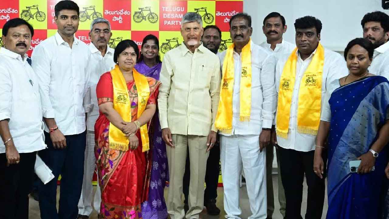 Ysrcp Mlcs: టీడీపీలో చేరిన ముగ్గురు వైసీపీ ఎమ్మెల్సీలు.. అక్కడ ఇబ్బందులు పడలేకే బయటకు వచ్చేశామని వెల్లడి.. Ysrcp Mlcs: టీడీపీలో చేరిన ముగ్గురు వైసీపీ ఎమ్మెల్సీలు.. అక్కడ ఇబ్బందులు పడలేకే బయటకు వచ్చేశామని వెల్లడి..