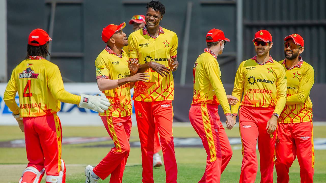 ZIM vs SL : శ్రీలంకకు బిగ్ షాక్.. రెండో టీ20లో జింబాబ్వే సంచలన విజయం.. ZIM vs SL : శ్రీలంకకు బిగ్ షాక్.. రెండో టీ20లో జింబాబ్వే సంచలన విజయం..