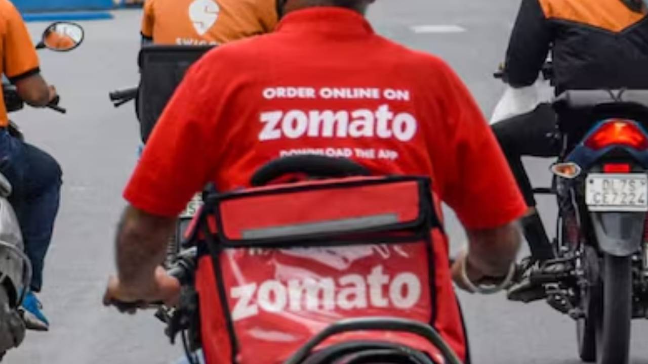 Zomato Platform Fee Hike : పండుగల వేళ కస్టమర్లకు జొమాటో బిగ్షాక్.. ఇకనుండి ప్రతి ఆర్డర్పై అదనంగా వసూళ్లు.. Zomato Platform Fee Hike : పండుగల వేళ కస్టమర్లకు జొమాటో బిగ్షాక్.. ఇకనుండి ప్రతి ఆర్డర్పై అదనంగా వసూళ్లు..