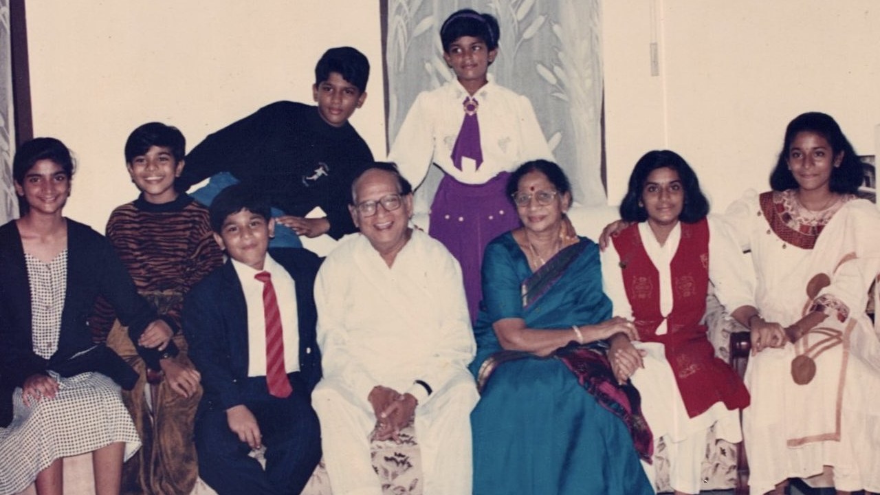 Mega Cousins : అల్లు రామలింగయ్య – కనకరత్నమ్మలతో మెగా కజిన్స్ చైల్డ్ ఫొటో వైరల్.. చరణ్, బన్నీ ఎంత క్యూట్ గా ఉన్నారో.. Mega Cousins : అల్లు రామలింగయ్య – కనకరత్నమ్మలతో మెగా కజిన్స్ చైల్డ్ ఫొటో వైరల్.. చరణ్, బన్నీ ఎంత క్యూట్ గా ఉన్నారో..