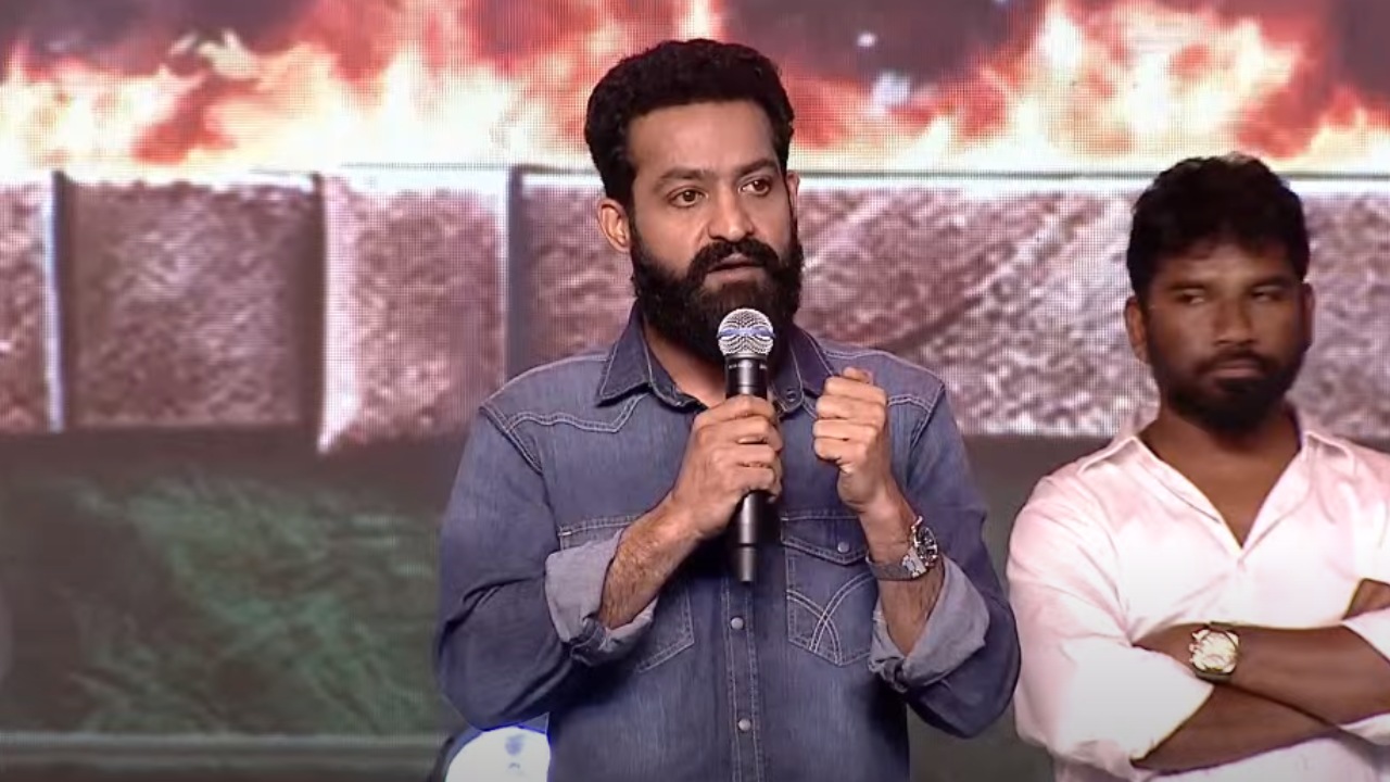 NTR : కొంచెం నొప్పిగా ఉంది.. మా అమ్మమ్మ చెప్పిన కథలే ఈ సినిమా.. గాయంతోనే ఎన్టీఆర్ స్పీచ్.. NTR : కొంచెం నొప్పిగా ఉంది.. మా అమ్మమ్మ చెప్పిన కథలే ఈ సినిమా.. గాయంతోనే ఎన్టీఆర్ స్పీచ్..