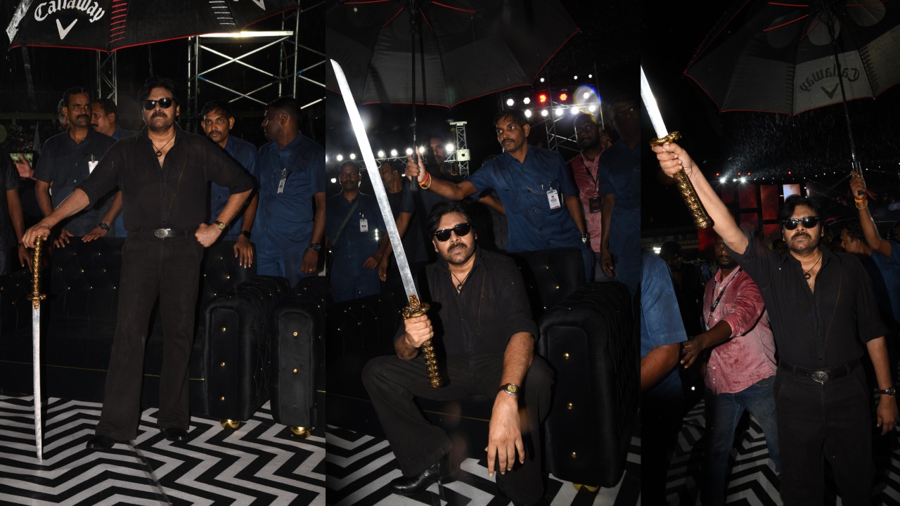 Pawan Kalyan : కటానాతో పవన్ కళ్యాణ్ స్టైలిష్ పోజులు.. OG ప్రీ రిలీజ్ ఈవెంట్ స్పెషల్ ఫొటోలు..