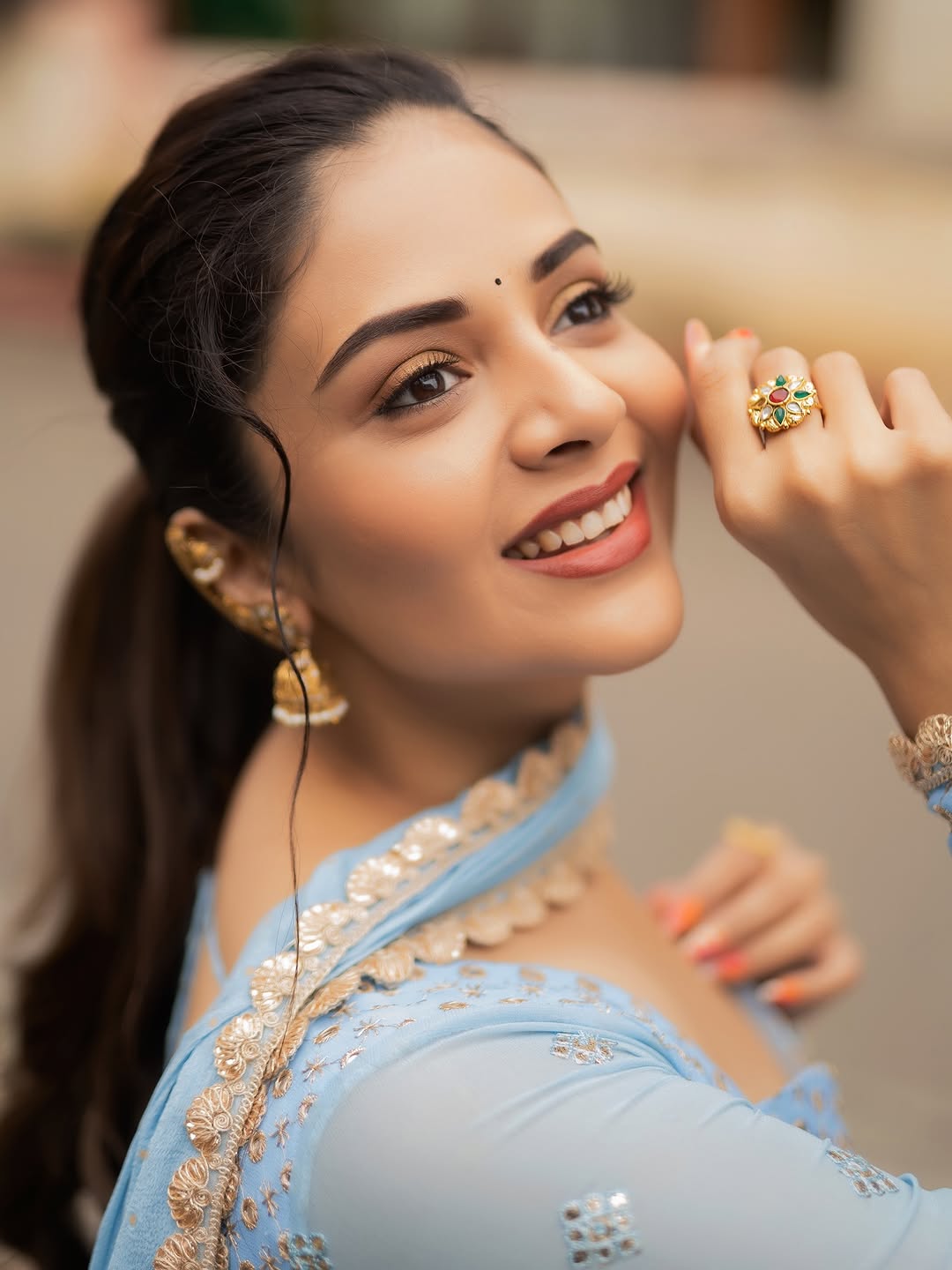 anchor sreemukhi latest photoshoot goes viral on social media